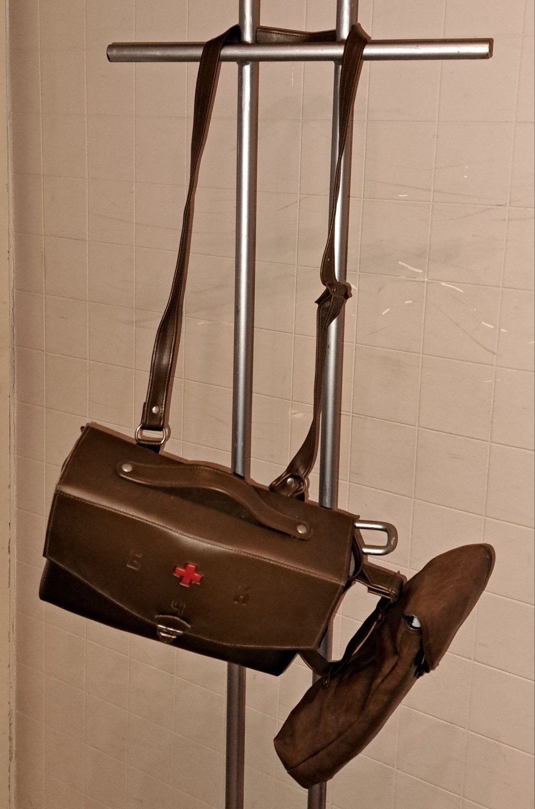 tas tassen koffers rode kruis tassen decoratie, Antiek en Kunst, Ophalen of Verzenden