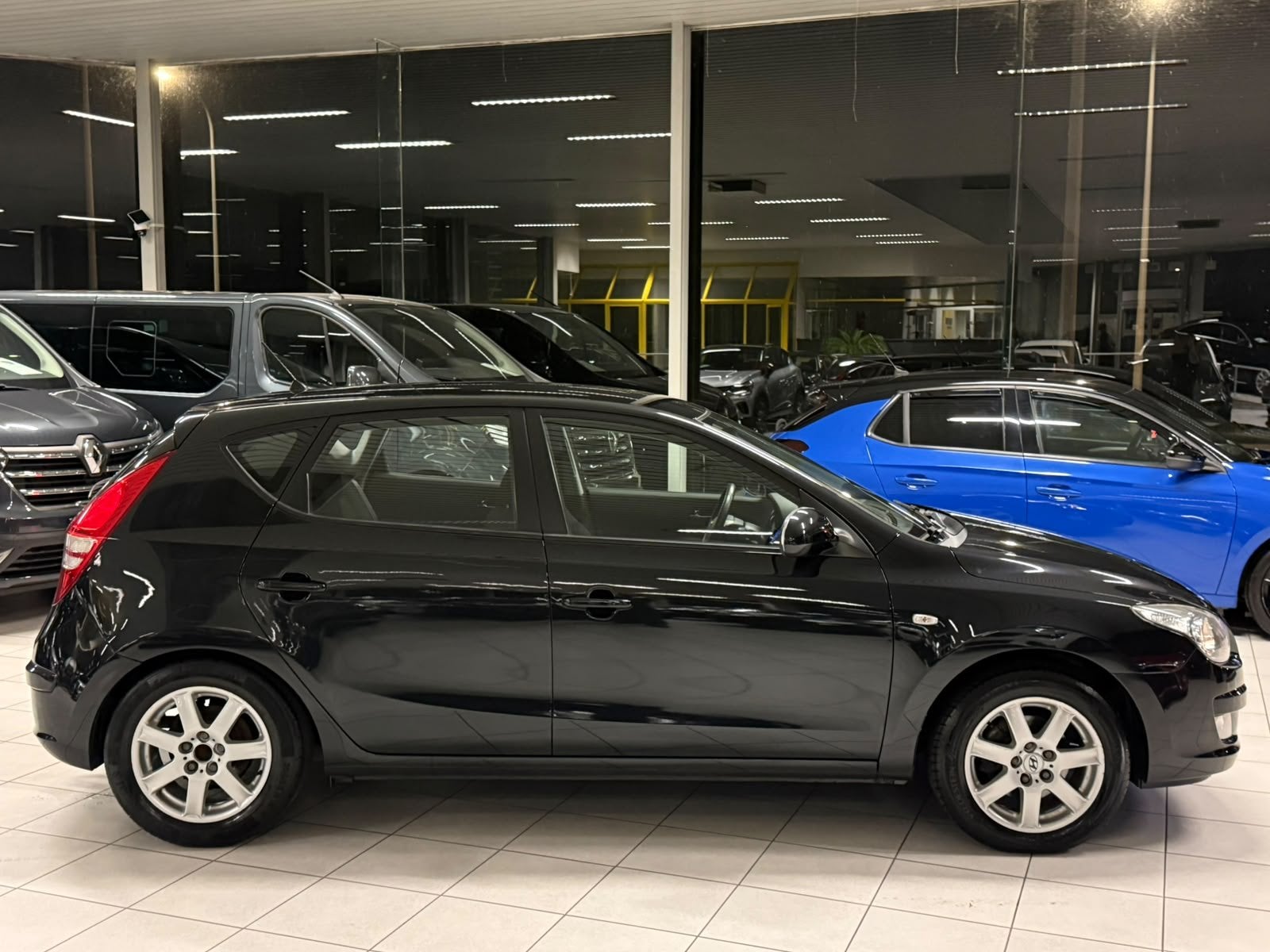 Hyundai i30 Automatique 1.6i Essence 85kW Euro 4, Auto's, Monovolume, Gebruikt, 1591 cc, Zwart