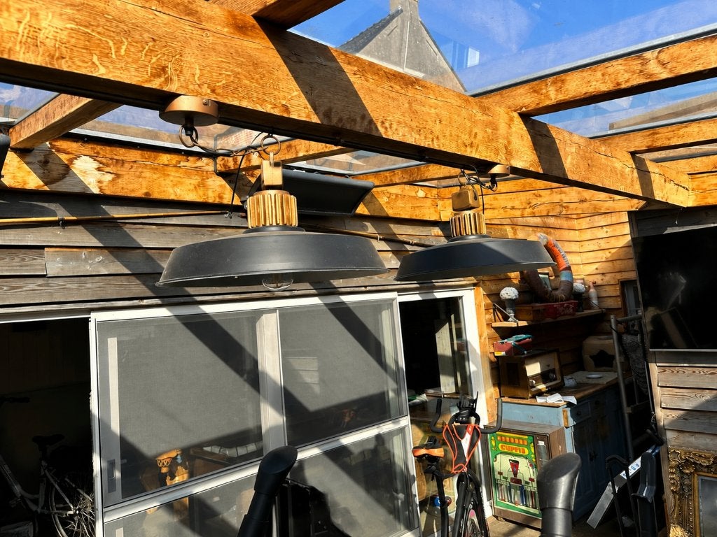 Set van 2 industriële hanglampen – zwart met houten detail, Ophalen, Zo goed als nieuw