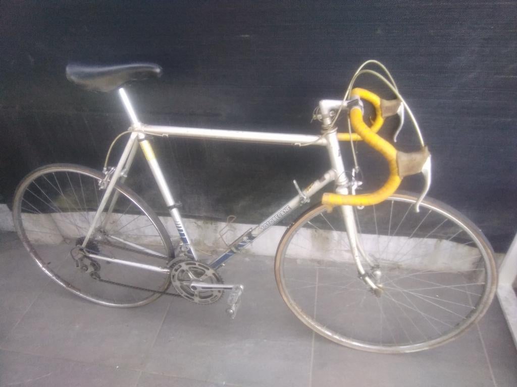 Opknappertje racefiets - slag in achterwiel en lekke banden, Fietsen en Brommers, Fietsen | Racefietsen, Gebruikt, 26 inch, 10 tot 15 versnellingen