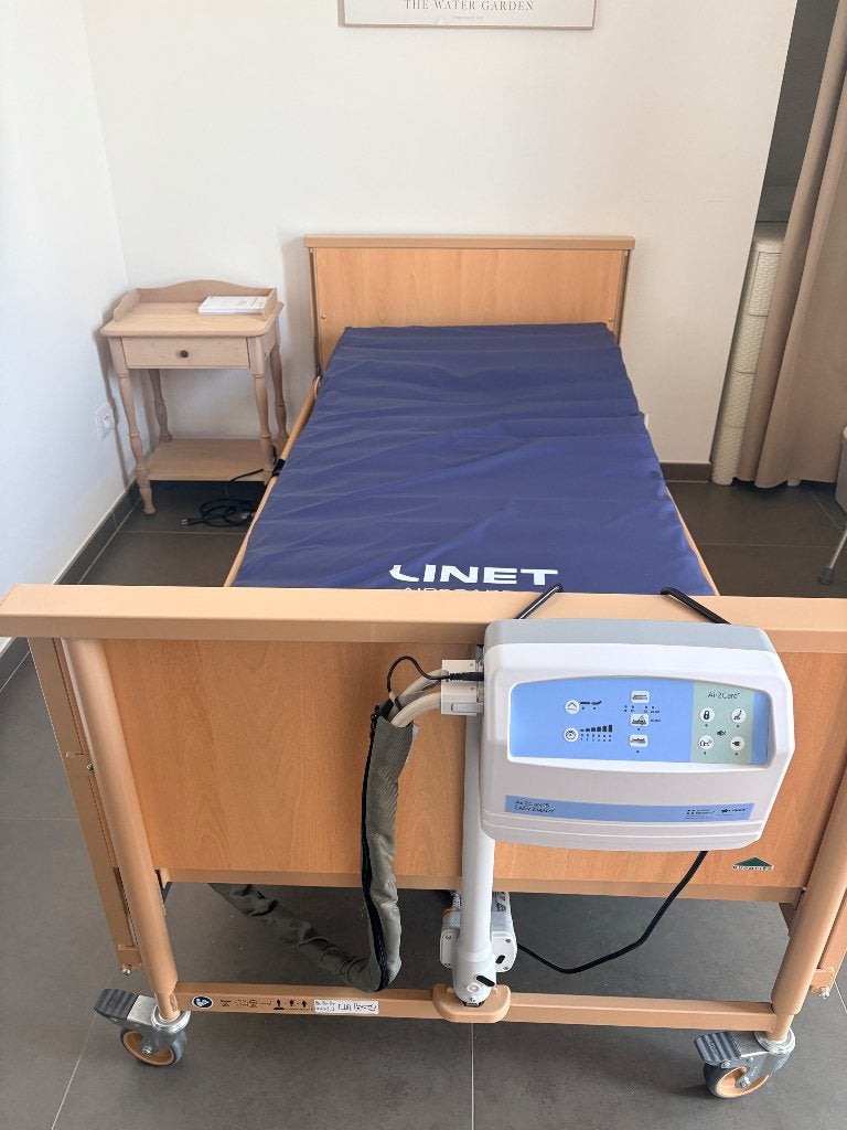 Ziekenhuis bed exclusief matras, Diversen, Verpleegmiddelen, Ophalen, Zo goed als nieuw
