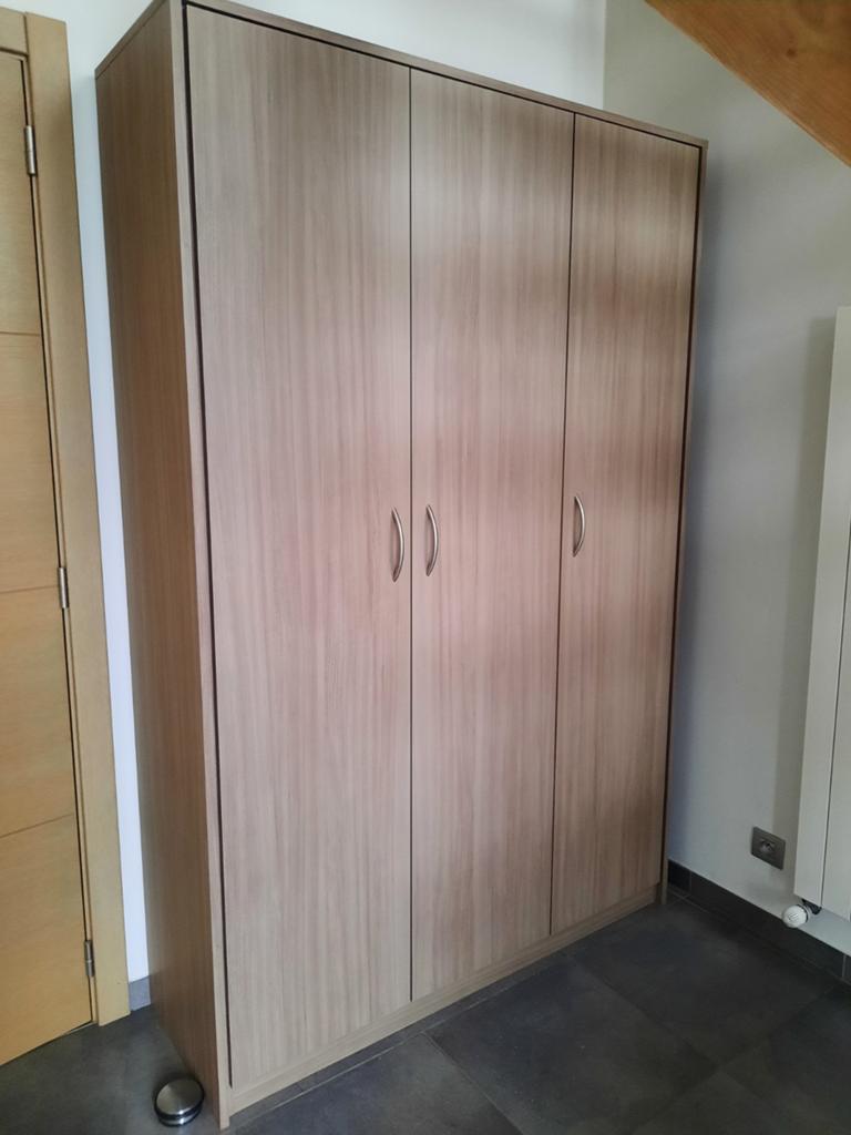 Armoire avec de nombreuses étagères, Enlèvement