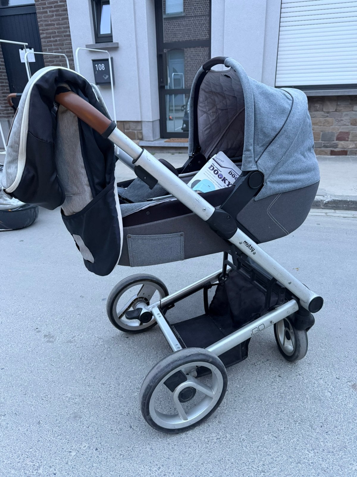 Mutsy Igo avec panier + accessoires, Enfants & Bébés, Enlèvement, Comme neuf, Poussette, Maxi-Cosi