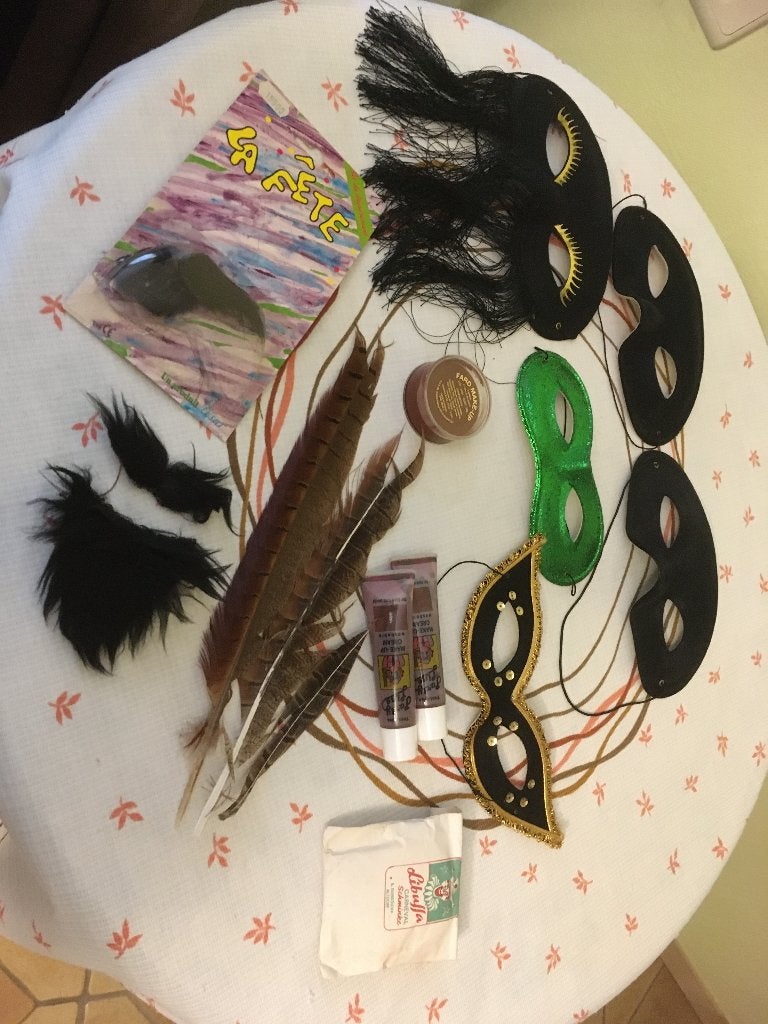 5 oups - 2 moustches - 1 barbe - 3 maquillages - 2couronnes, Enlèvement ou Envoi