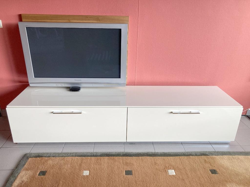 Hulsta Lilac hoogglans creme TV meubel in goede staat, Maison & Meubles, Armoires | Mobilier de télévision, Enlèvement