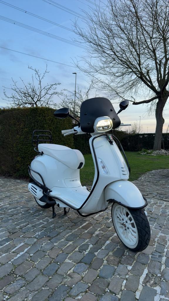 Vespa sprint limited edition white, Fietsen en Brommers, Ophalen of Verzenden, Zo goed als nieuw, Vespa