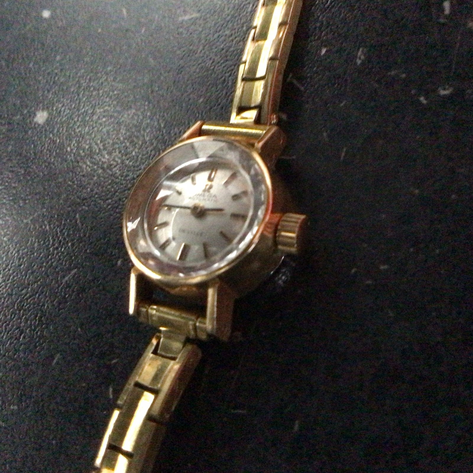 Omega de Ville horloge in 14 karaats goud geschat op €3.000, Handtassen en Accessoires, Horloges | Dames, Ophalen of Verzenden