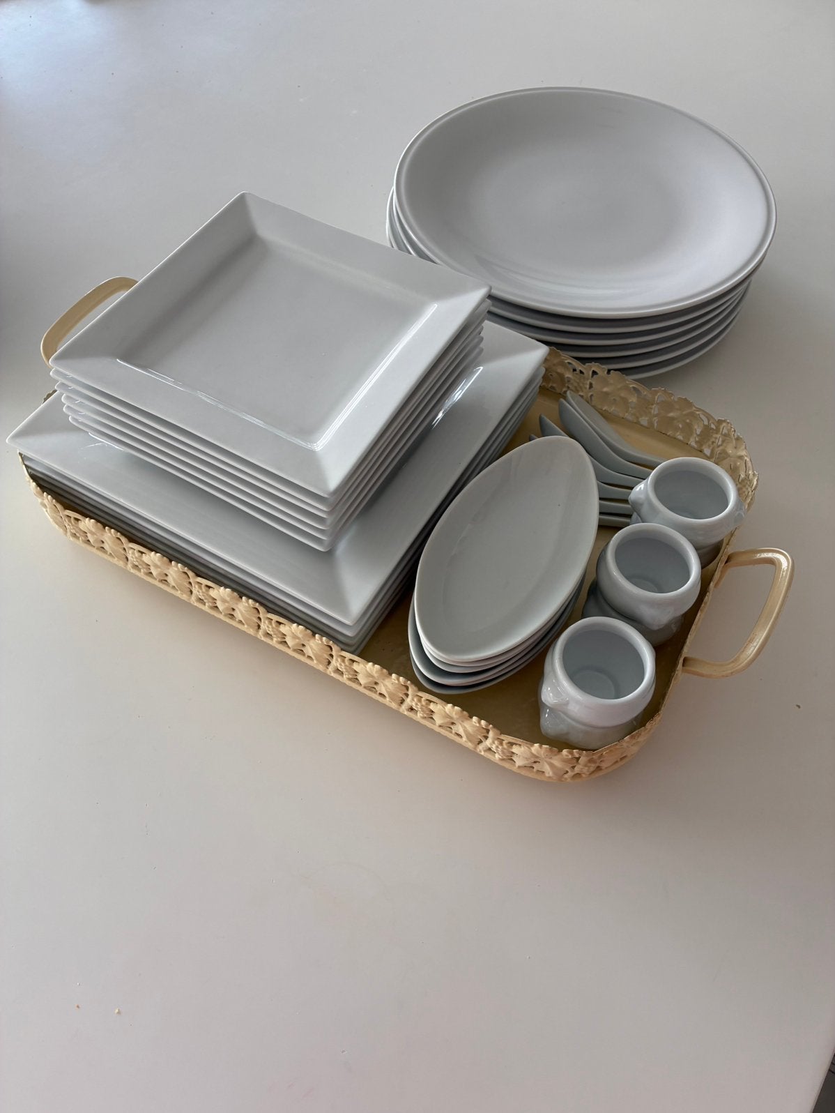 Vaisselle en faïence blanche et plateau desserte en métal, Enlèvement, Comme neuf