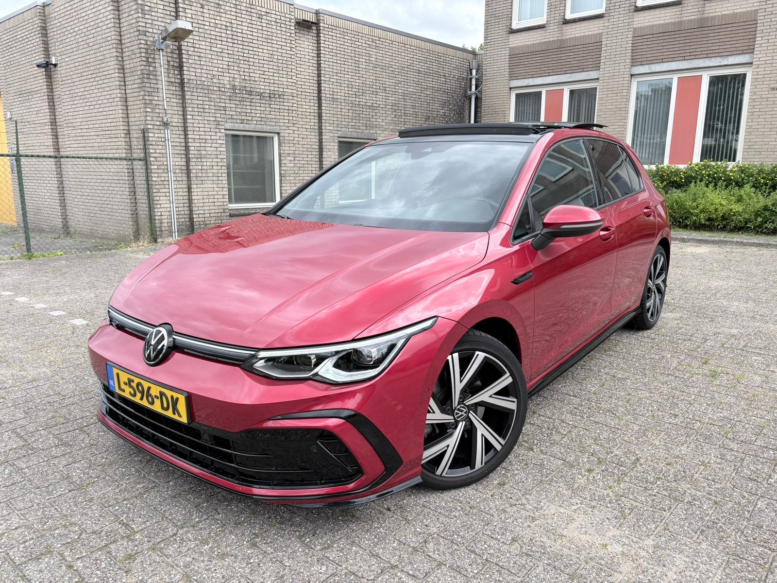 Volkswagen Golf 1.5 eTSI 3x R-Line | Panoramadak | Camera, Autos, Rouge, Cuir et Alcantara, Achat, Noir