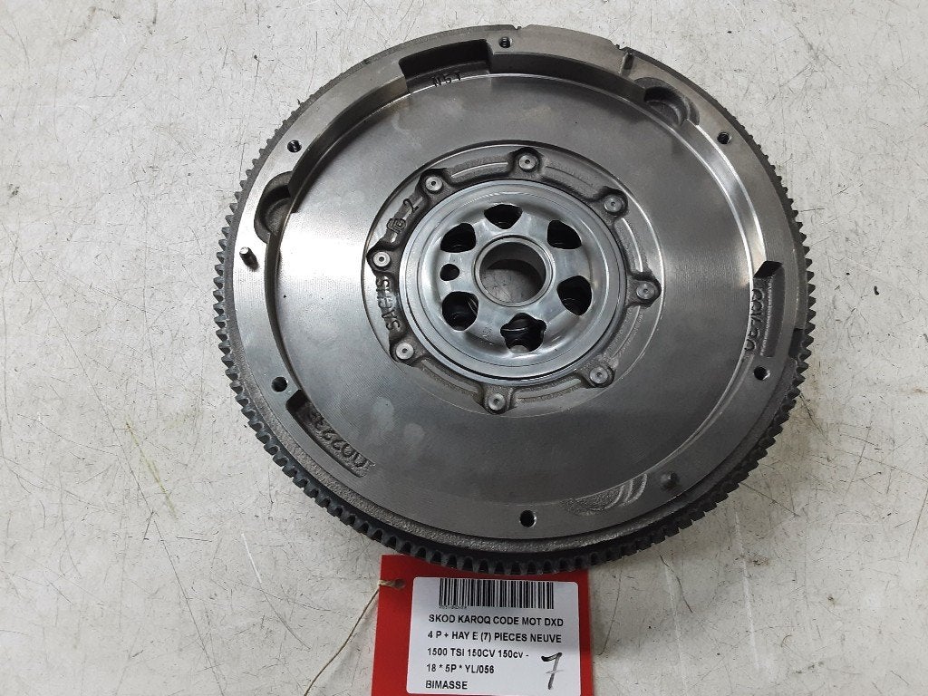 VOLANT MOTEUR BI-MASSE Skoda Karoq (01-2017/-) (05E105266B), Mevr. I. Hauben, Utilisé, Skoda, Rue de l'Espoir 34 34
4030  GRIVEGNÉE, BE