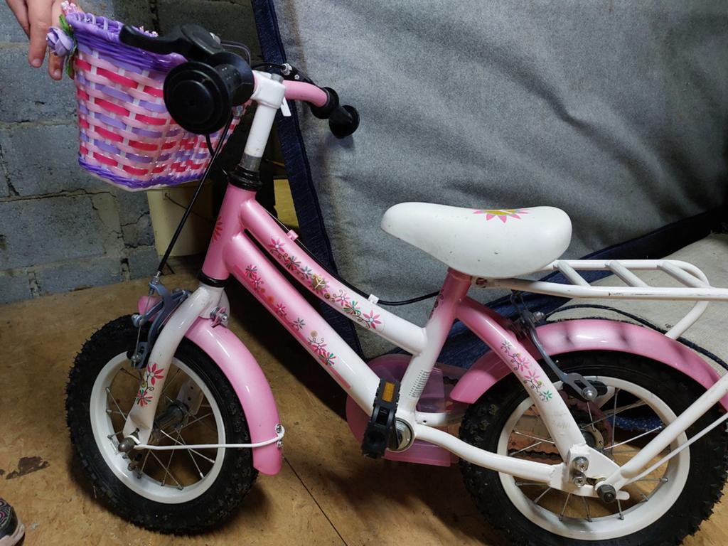 Kinderfiets roze, Enlèvement