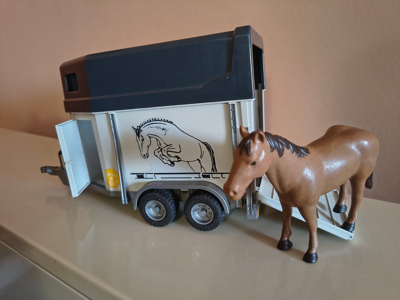Remorque pour chevaux Brüder avec cheval, Enlèvement ou Envoi, Comme neuf