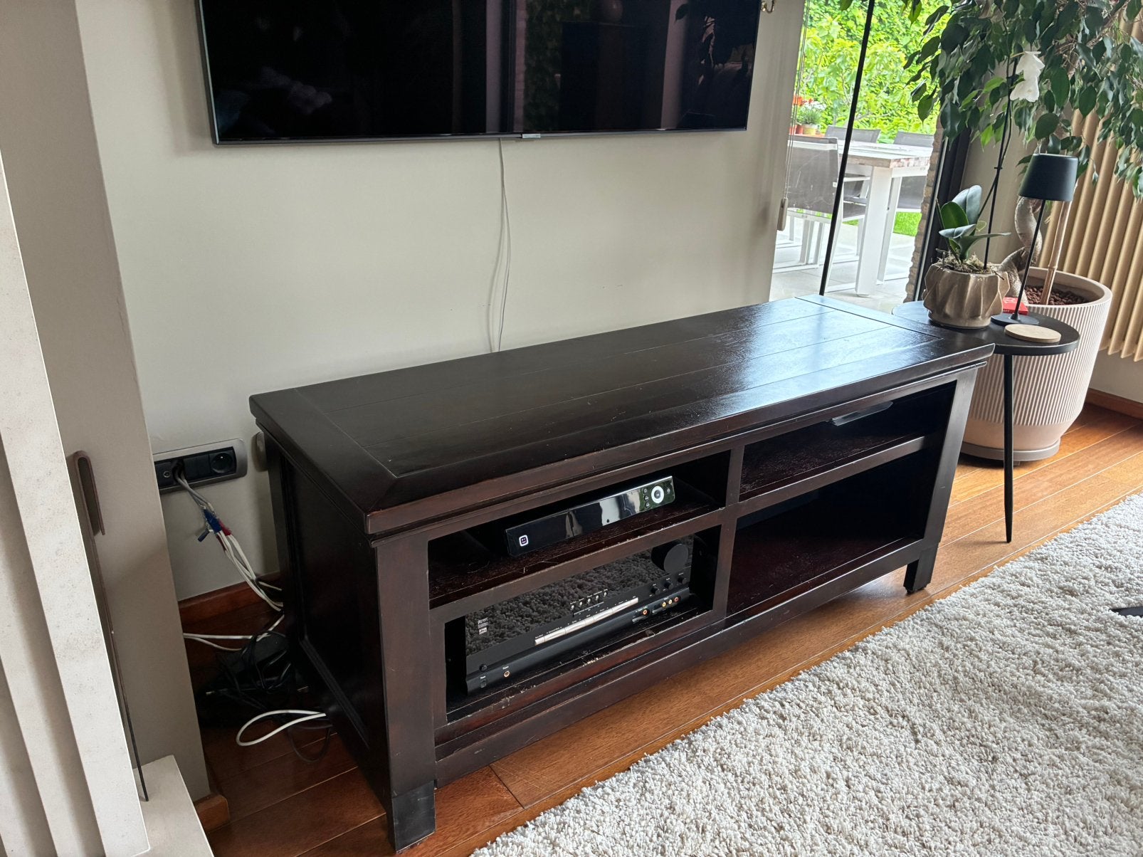 Meuble TV en bois massif 130 cm par 44 cm, Maison & Meubles, Armoires | Mobilier de télévision, 25 à 50 cm, 100 à 150 cm, Enlèvement