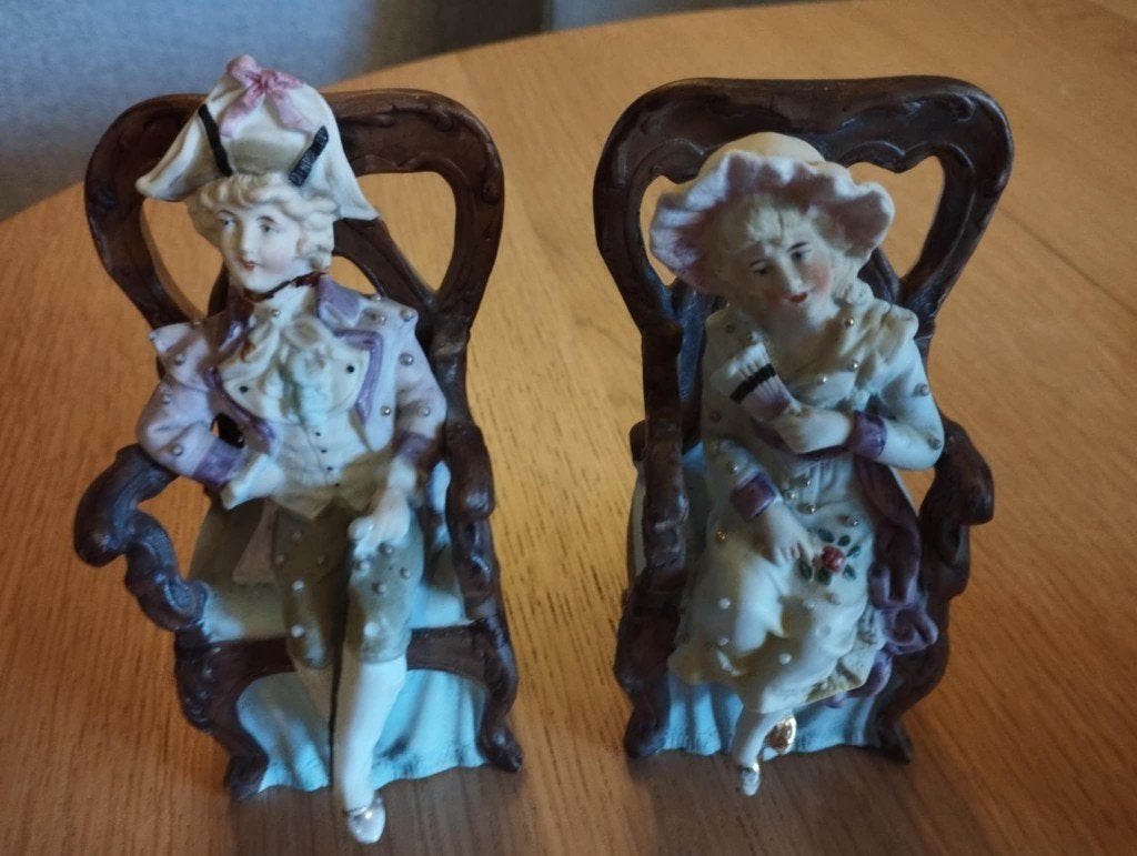 Bibelot vintage / couple en biscuit + chaises, Antiquités & Art, Enlèvement