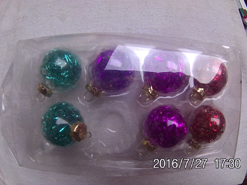 7 kerstballen plastiek kunststof diam4cm paars groen rood, Ophalen of Verzenden, Zo goed als nieuw