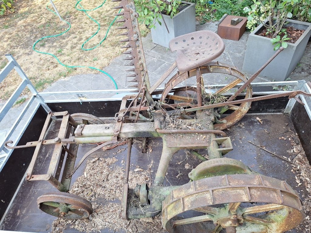 Oude antieke maaimachine, Ophalen