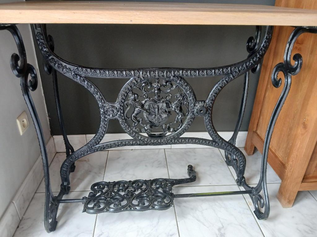 Commode avec ancien pied de machine à coudre, Enlèvement, Comme neuf, Chêne