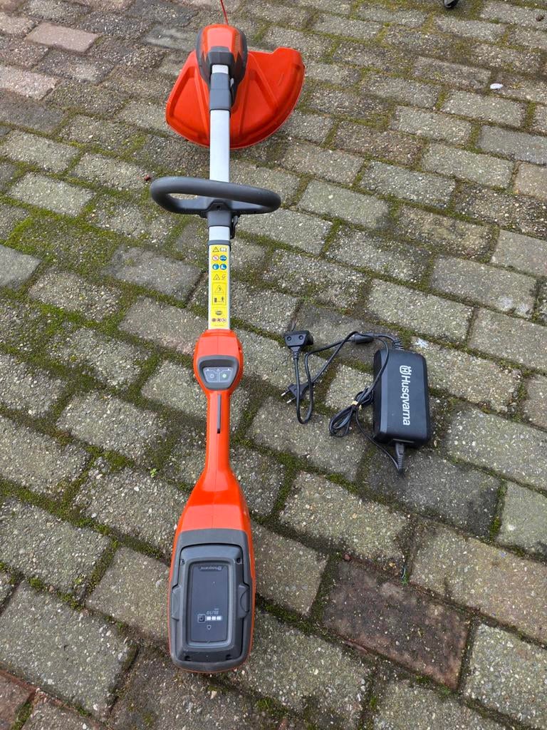 COUPE-BORDURE/DEBROUSSAILLEUSE A BATTERIE HUSQVARNA 115iL, Batterie
