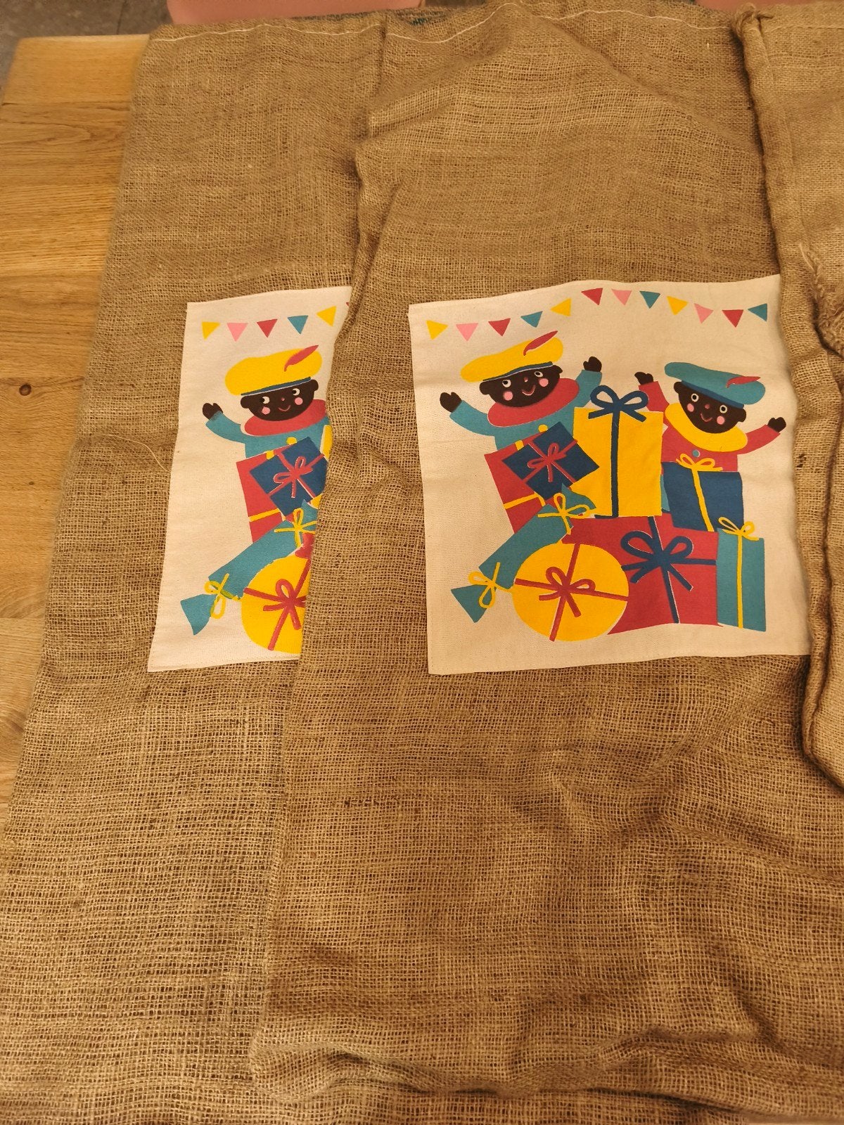 6 sacs Sinterklaas en jute, Enlèvement