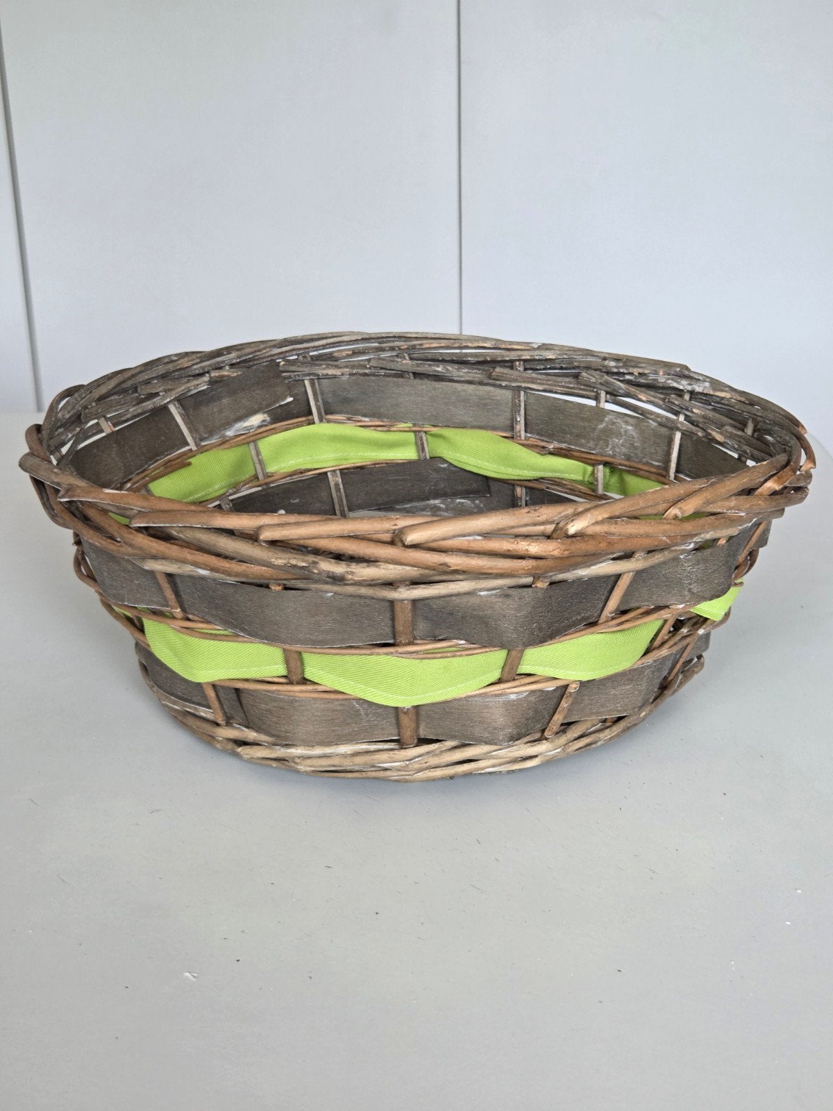 Lichte rotan mand met stoffen lint, Huis en Inrichting, Ophalen of Verzenden, Zo goed als nieuw, Mand
