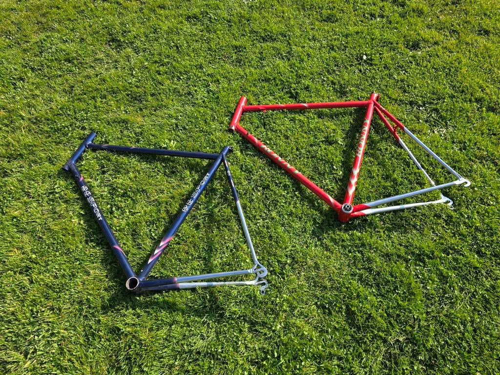 2 stalen fietskaders, Ophalen