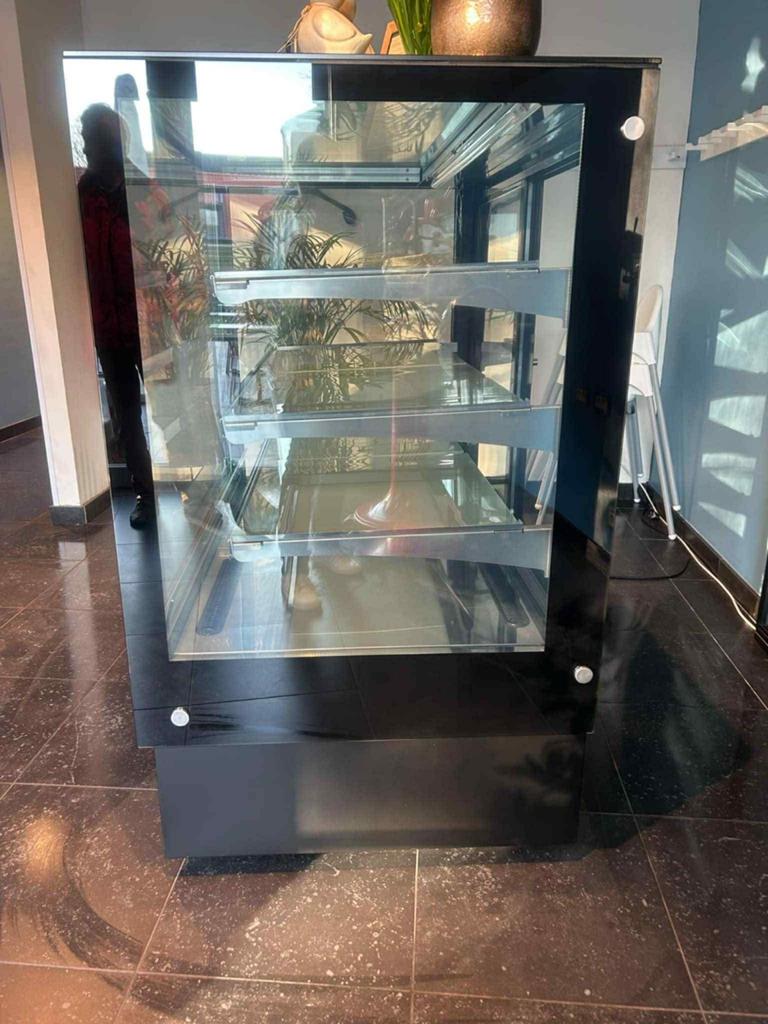 Taartvitrine, Zakelijke goederen, Ophalen