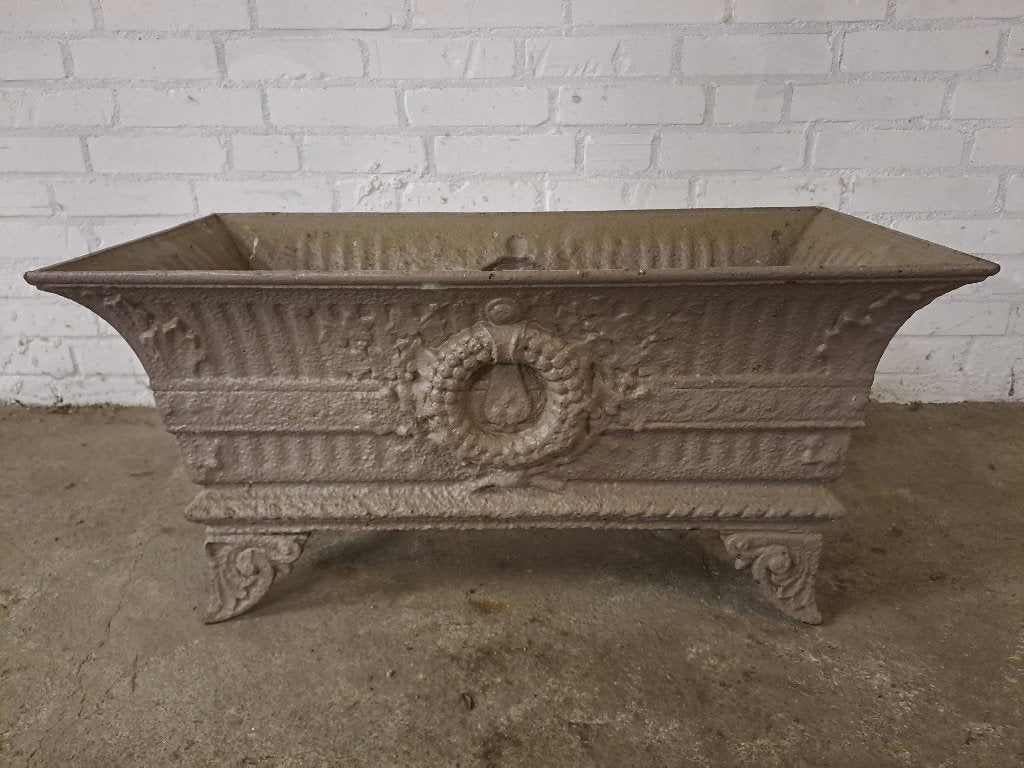 1 Jardiniere empire stijl, van gietijzer, uit de 19e eeuw., Ophalen