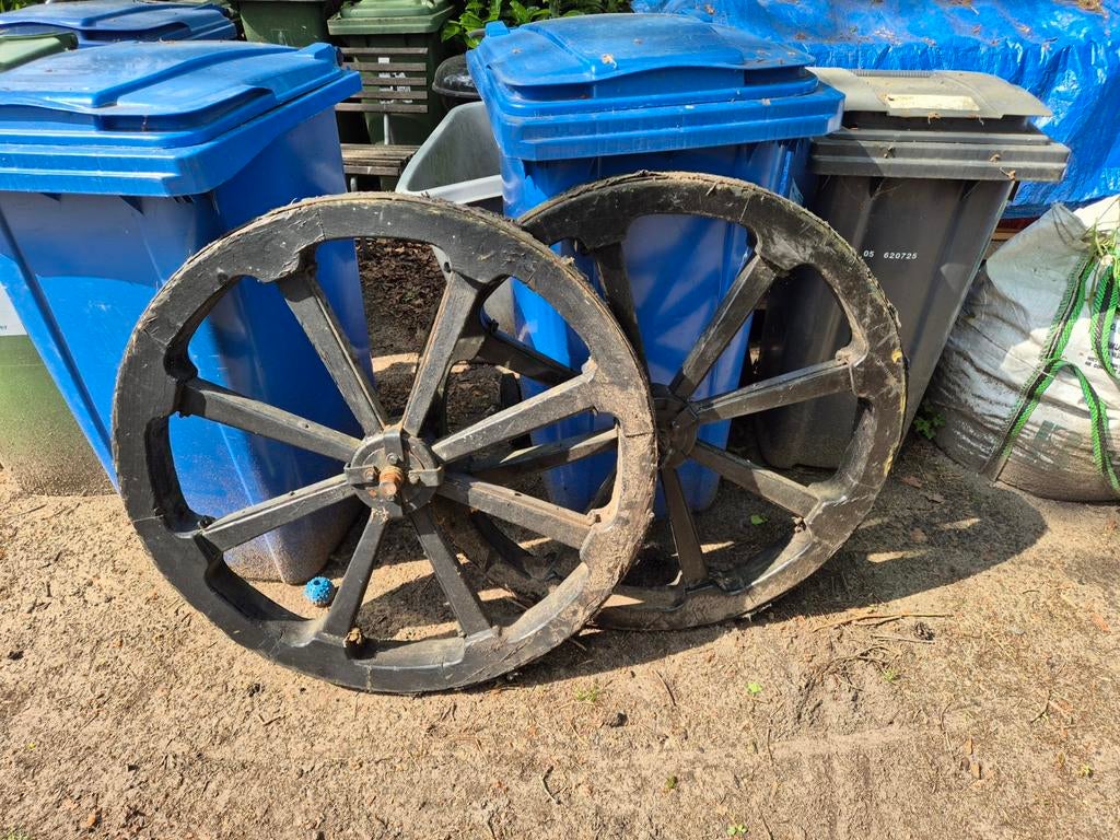 2 oude karrewielen