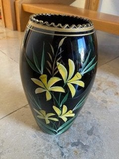 zwarte vaas met gele bloemen, Comme neuf, Verre, Enlèvement, 20 cm