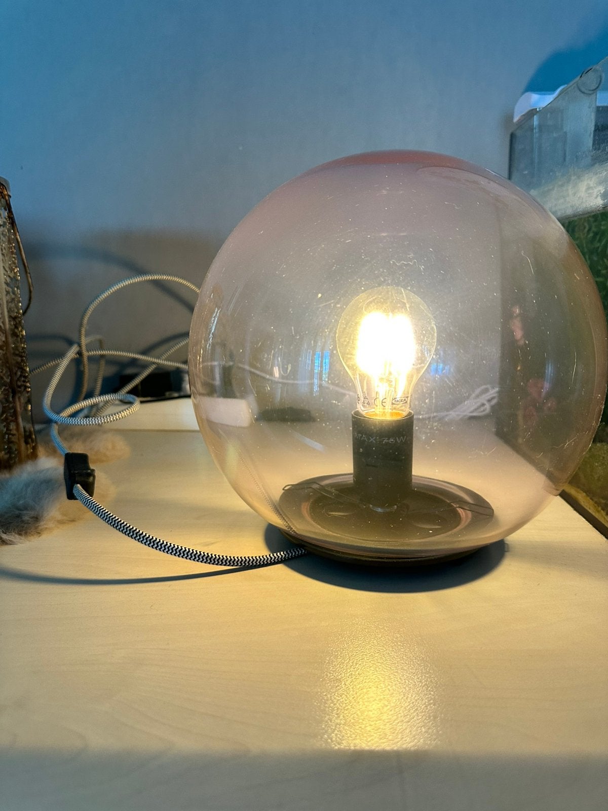 IKEA FADO tafellamp – roze glazen bol – inclusief lampje, Ophalen, Met schakelaar, Zo goed als nieuw, IKEA