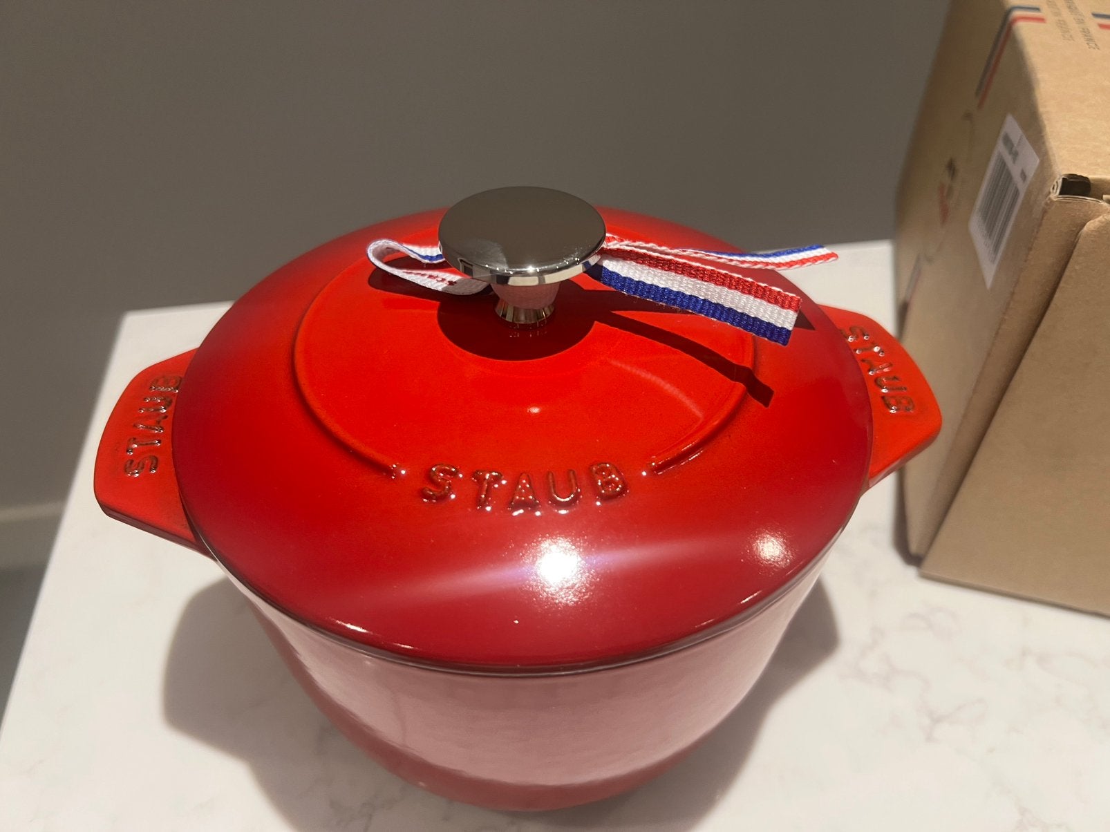 Nouveau Staub Gohan 16 cm Cerise dans sa boîte, Maison & Meubles, Neuf, Enlèvement ou Envoi, Compatible induction, Autres marques