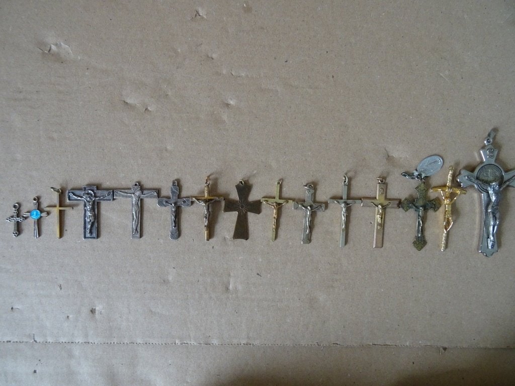 Antieke vintage kruisje kruisbeeld medaillon 9 euro per stuk, Antiek en Kunst, Ophalen of Verzenden