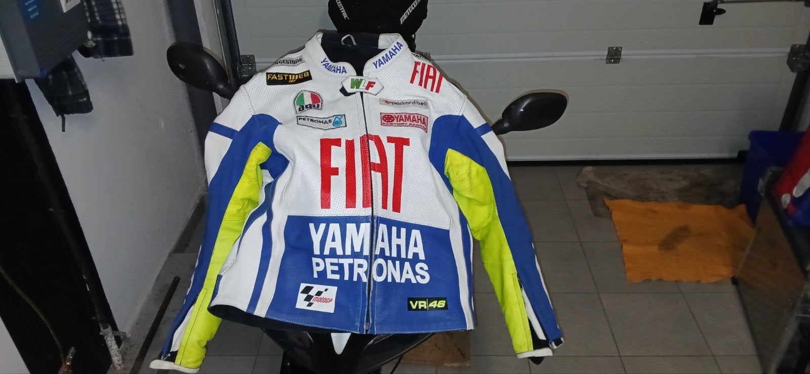 Moto GP vest valentino rossi, Ophalen