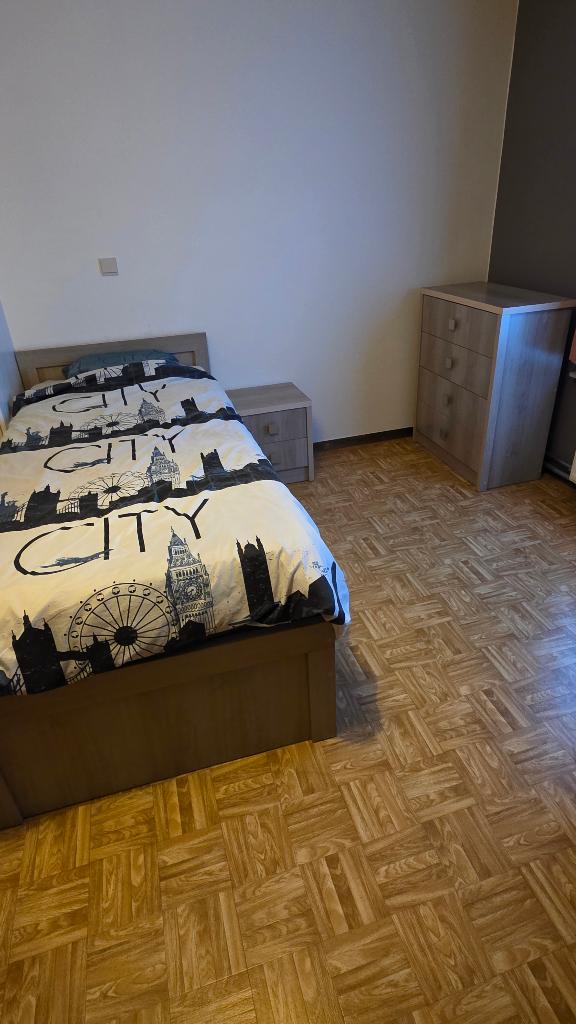 Chambre simple complète avec sommier à lattes et matelas, Enlèvement, Comme neuf, Une personne