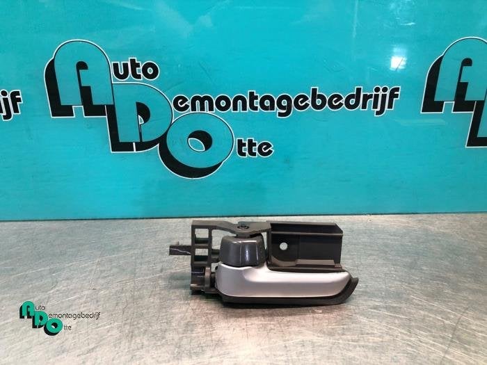 Portiergreep 4Deurs links-voor van een Nissan Pixo (Pixo 09-, Auto-onderdelen, Carrosserie, Gebruikt, -, -, Ophalen of Verzenden