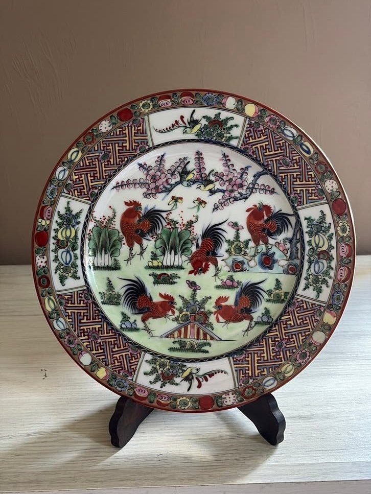Assiette en porcelaine chinoise avec support en bois 5 coqs, Enlèvement ou Envoi