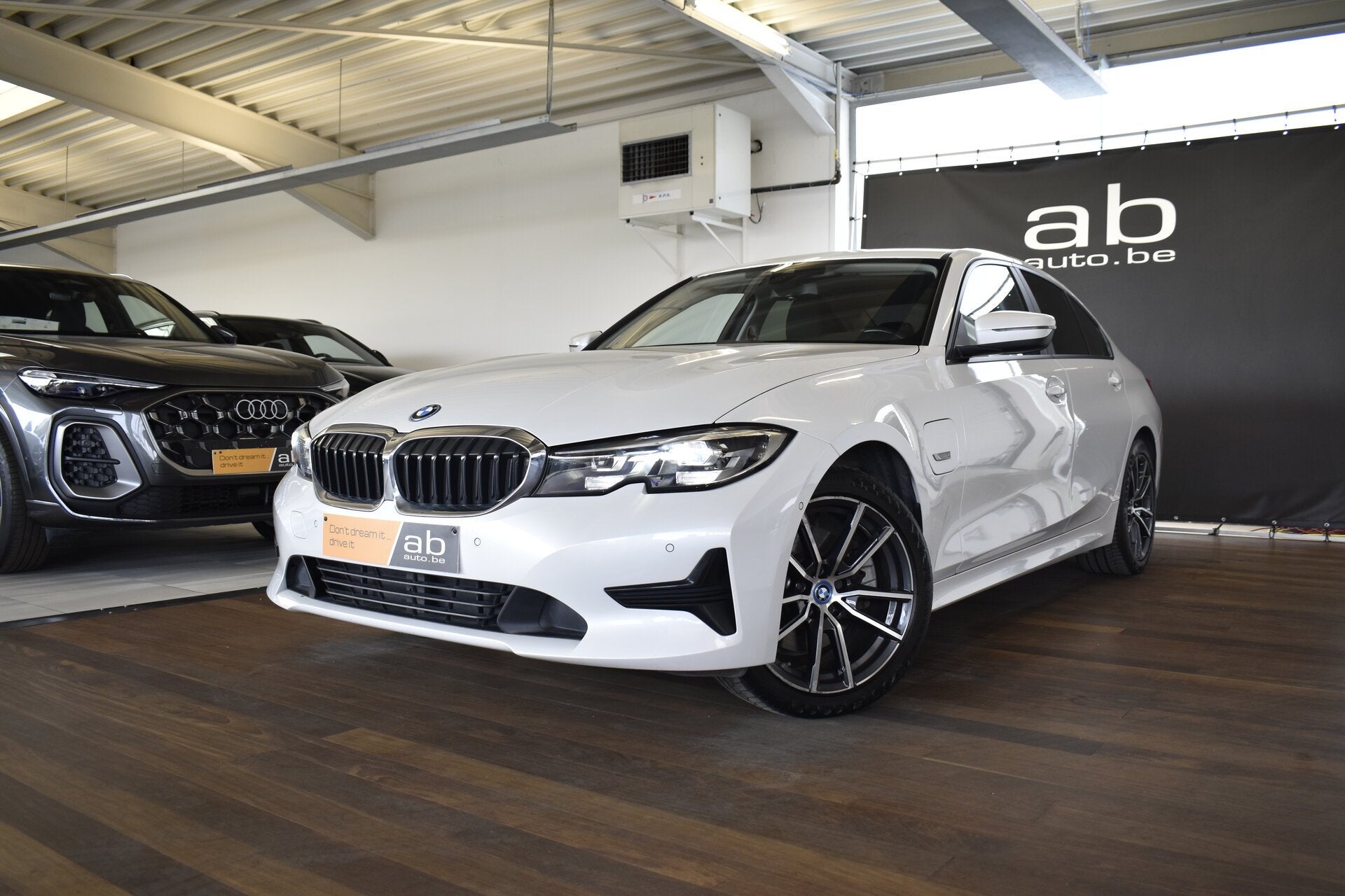 BMW 320 E HIFI, DAB, CAMERA, ADVANTAGE, LED, PRIVACY GLASS, 0 min, Wit, Bedrijf, Hybride Elektrisch/Benzine