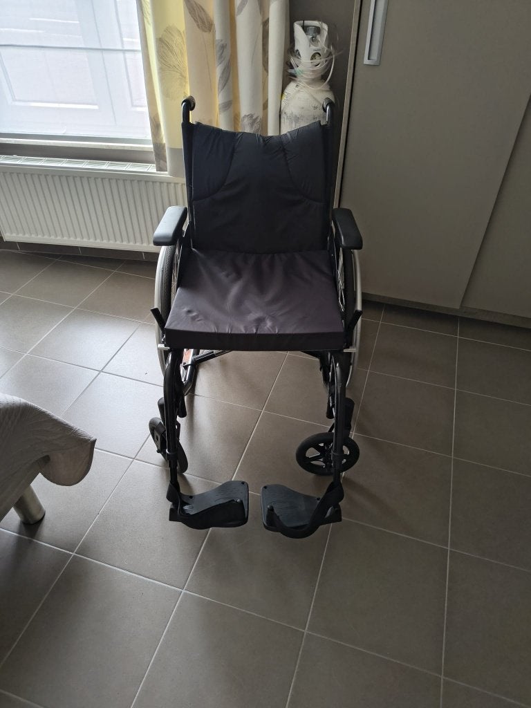 Degelijke inklapbare rolstoel – Handig en wendbaar, Diversen, Rolstoelen, Zo goed als nieuw, Duwrolstoel, Inklapbaar, Ophalen