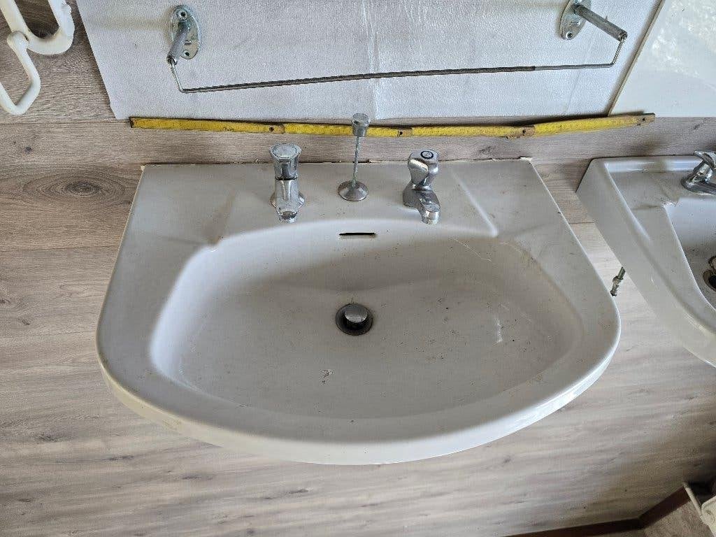 vintage lavabo ( 1960) en toebehoren, Bricolage & Construction, Enlèvement, Comme neuf, Lavabo