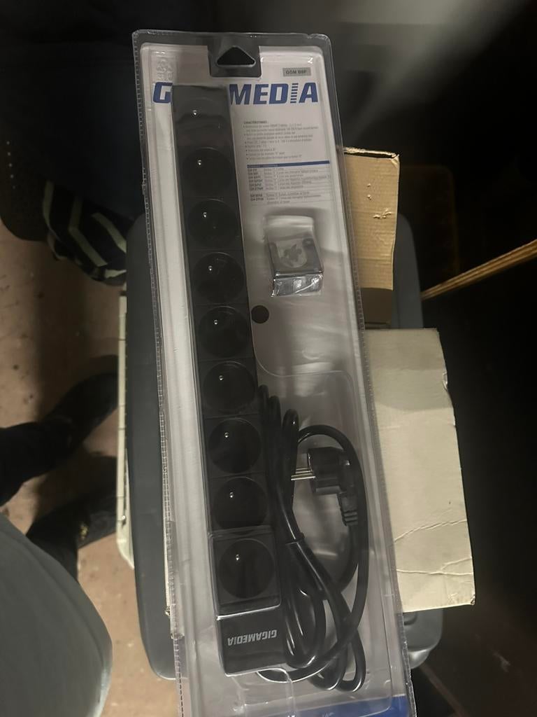 Gigamedia stekerdoos voor data rack, Ophalen, Zo goed als nieuw