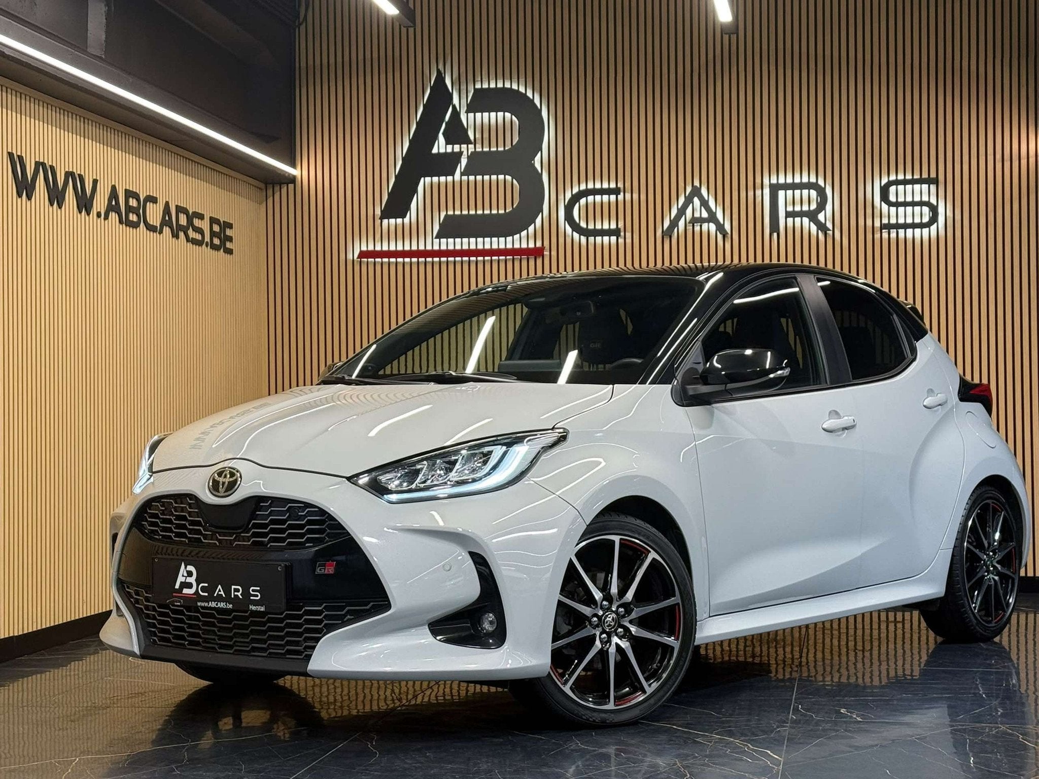 Toyota Yaris Hybrid 1.5i VVT-i * SPORT * FINITION GR * BOÎT, Autos, Achat, Euro 6, Entreprise, Noir