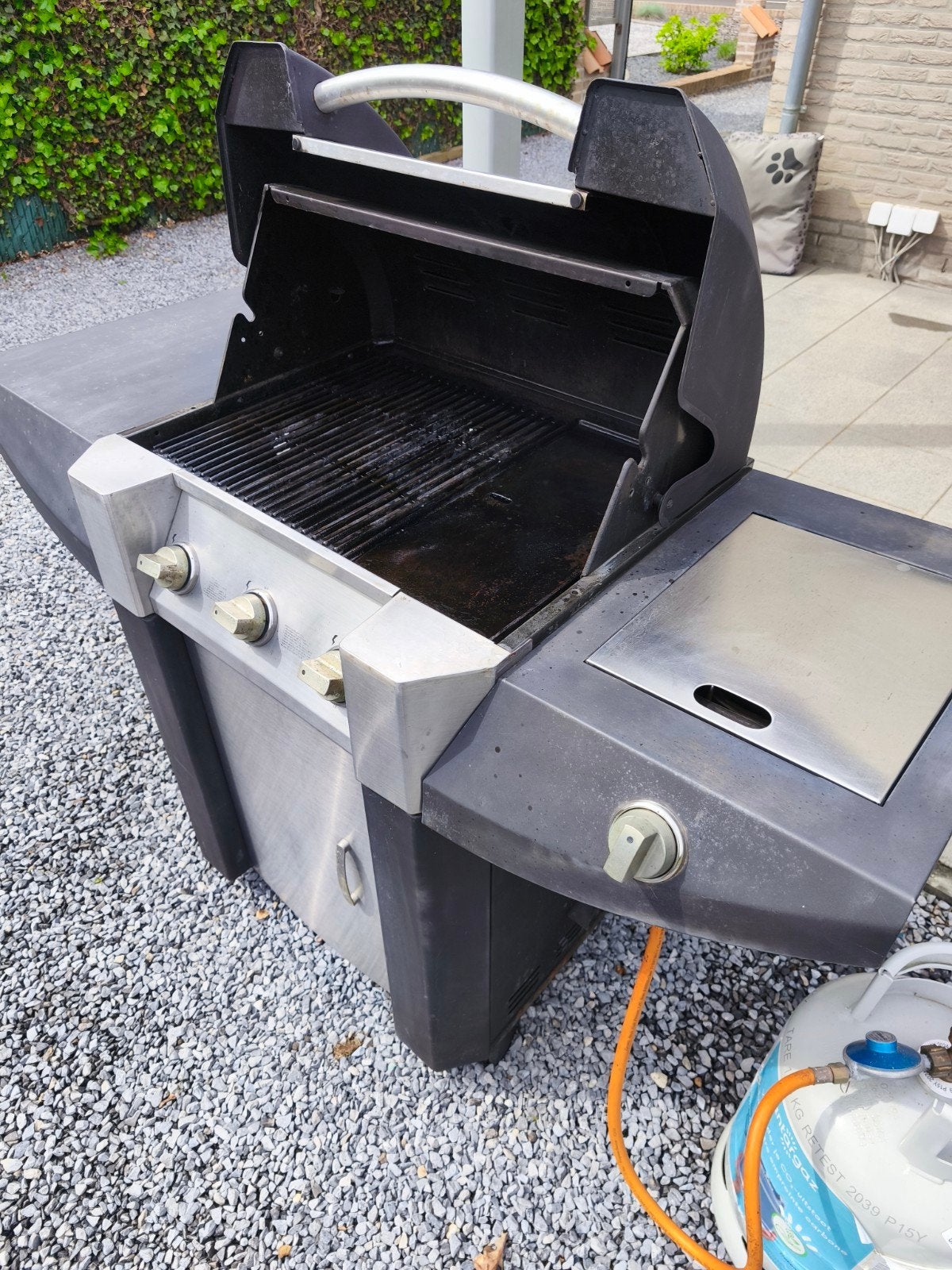 Gas Bbq, Ophalen