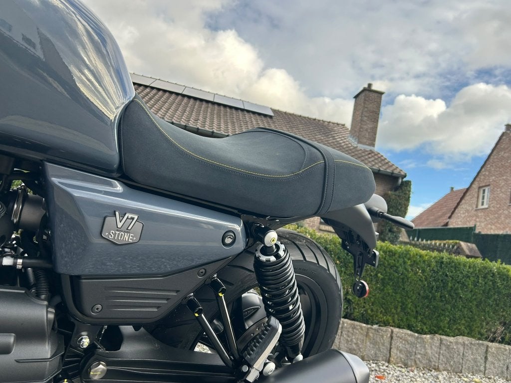 Moto Guzzi V7 Stone 105th, 2 cilinders, Nieuw, Motorrijbewijs A, Bedrijf