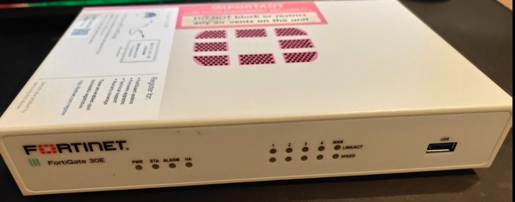 ortinet FortiGate 30E Firewall – overdraagbaar Fortinet, Computers en Software, Routers en Modems, Ophalen of Verzenden, Gebruikt