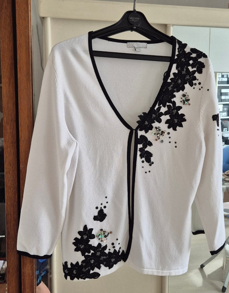 cardigan gilet blanc fleurs noire brodée +perle manche 3/4, Vêtements | Femmes, Comme neuf, Enlèvement, Blanc, Taille 38/40 (M)