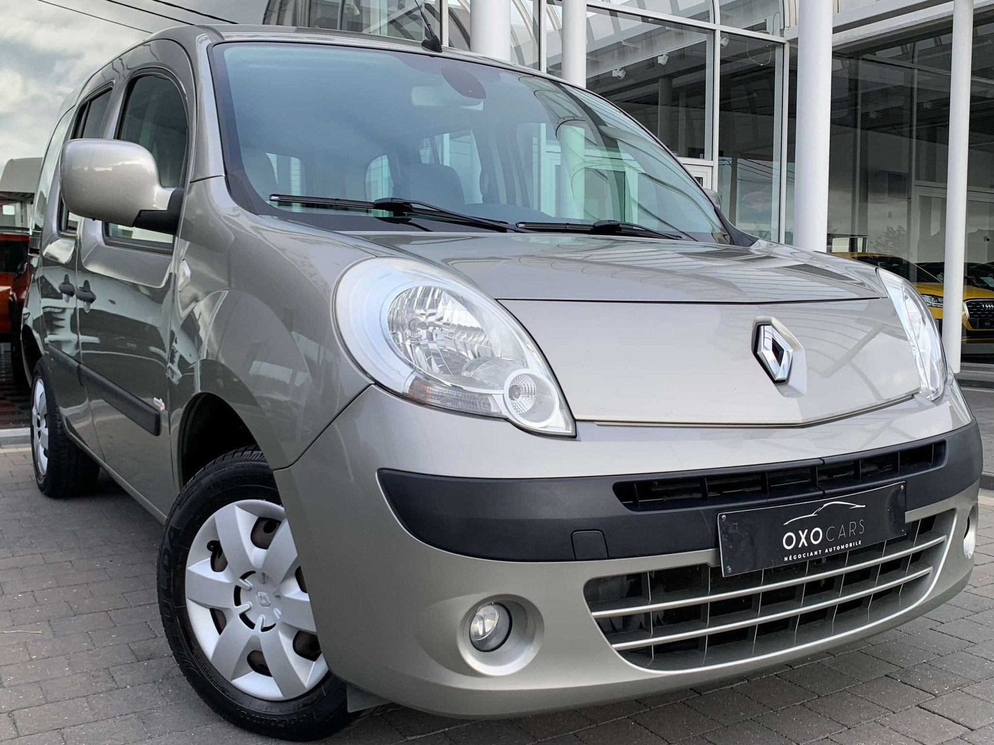 Renault Kangoo 1.6i TomTom Edition 106CV / Boite Auto / Gps, Auto's, Stof, Gebruikt, 4 cilinders, Bluetooth