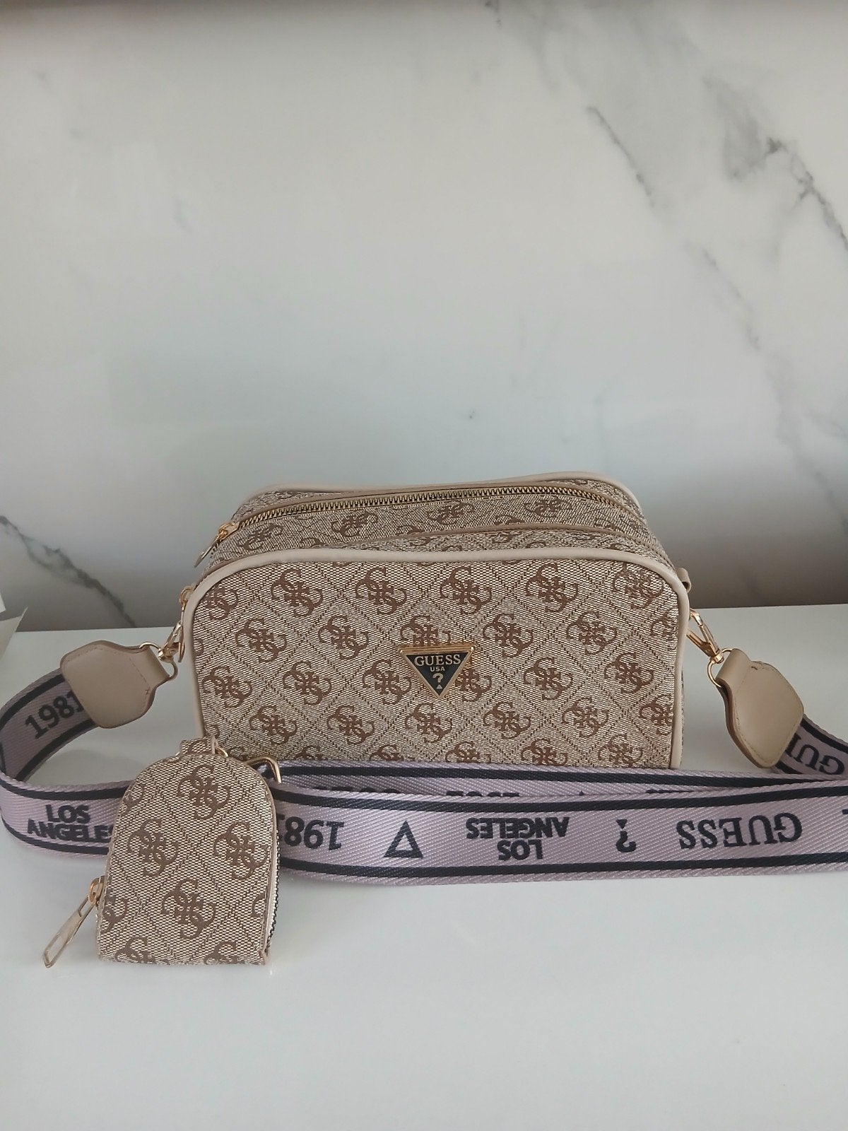 Guess Louis Vuitton en Prada handtassen voor Dames, Bijoux, Sacs & Beauté, Trousses de toilette, Enlèvement ou Envoi