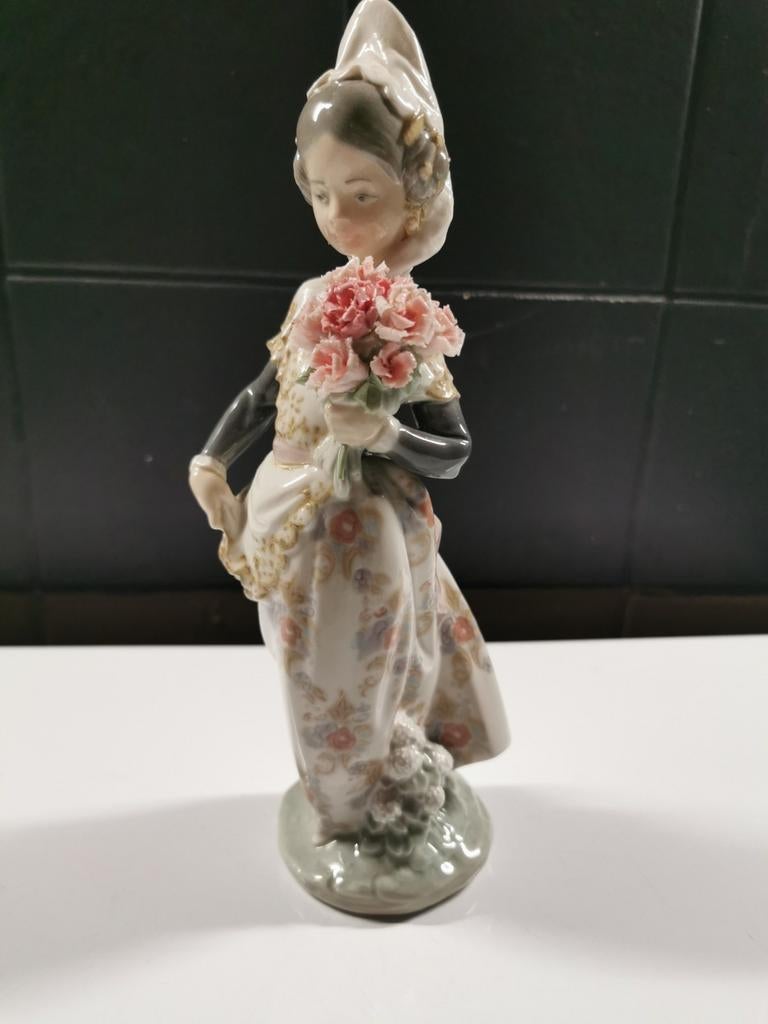 Valencia girl with flowers. Lladro. Juan Huerta, Antiek en Kunst, Antiek | Porselein, Ophalen of Verzenden