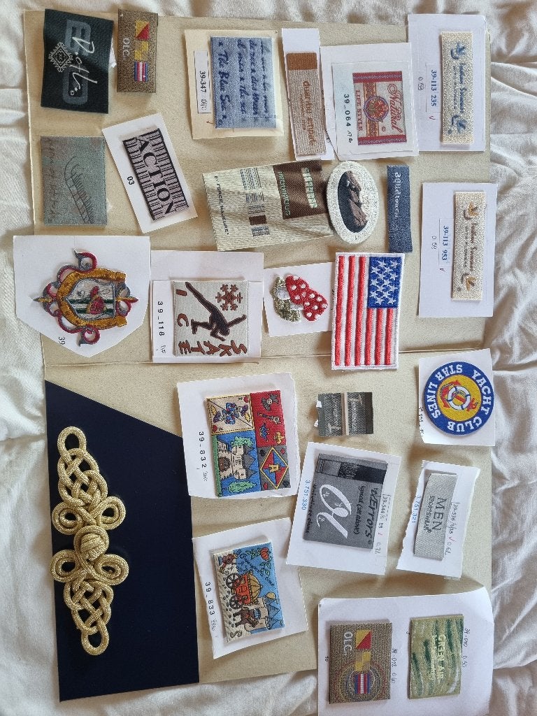 Lot (4)  25 emblemen  / patches / applicaties, Hobby & Loisirs créatifs, Couture & Fournitures, Enlèvement ou Envoi, Neuf, Application
