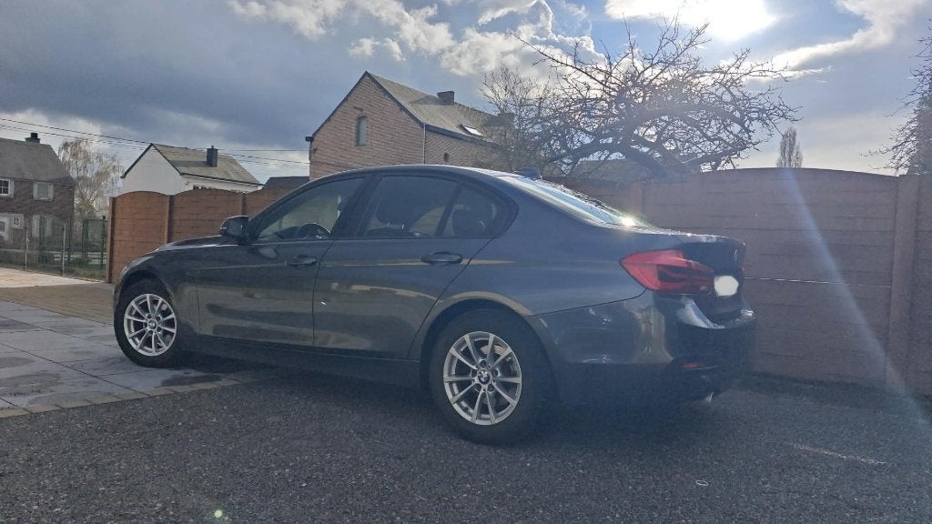 BMW 318d AUTOMATIQUE 2018 SPORT, 100 kW, Argent ou Gris, Carnet d'entretien, Noir